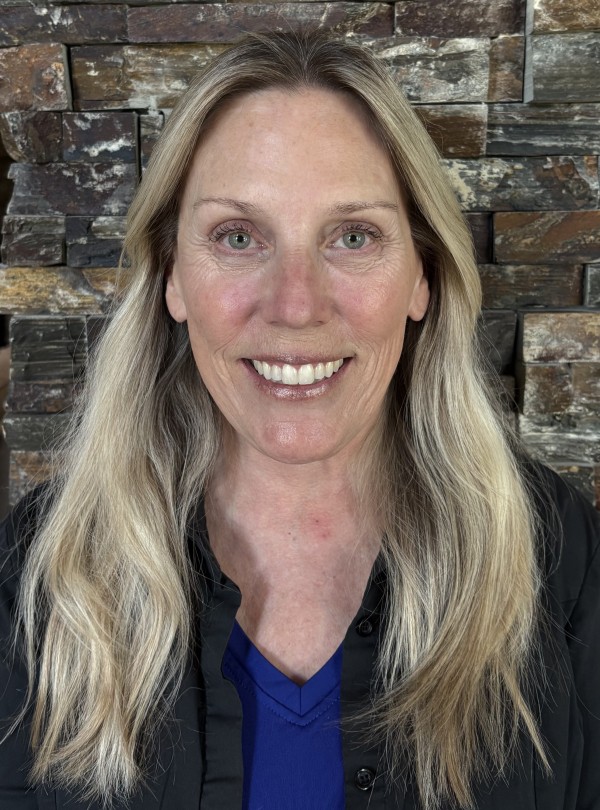 Michelle Coe’s daughter Lauren sustained a severe brain injury at age 22. Michelle shared how their family reorganized around Lauren’s recovery while balancing ongoing support, independence, fatigue and purpose.
